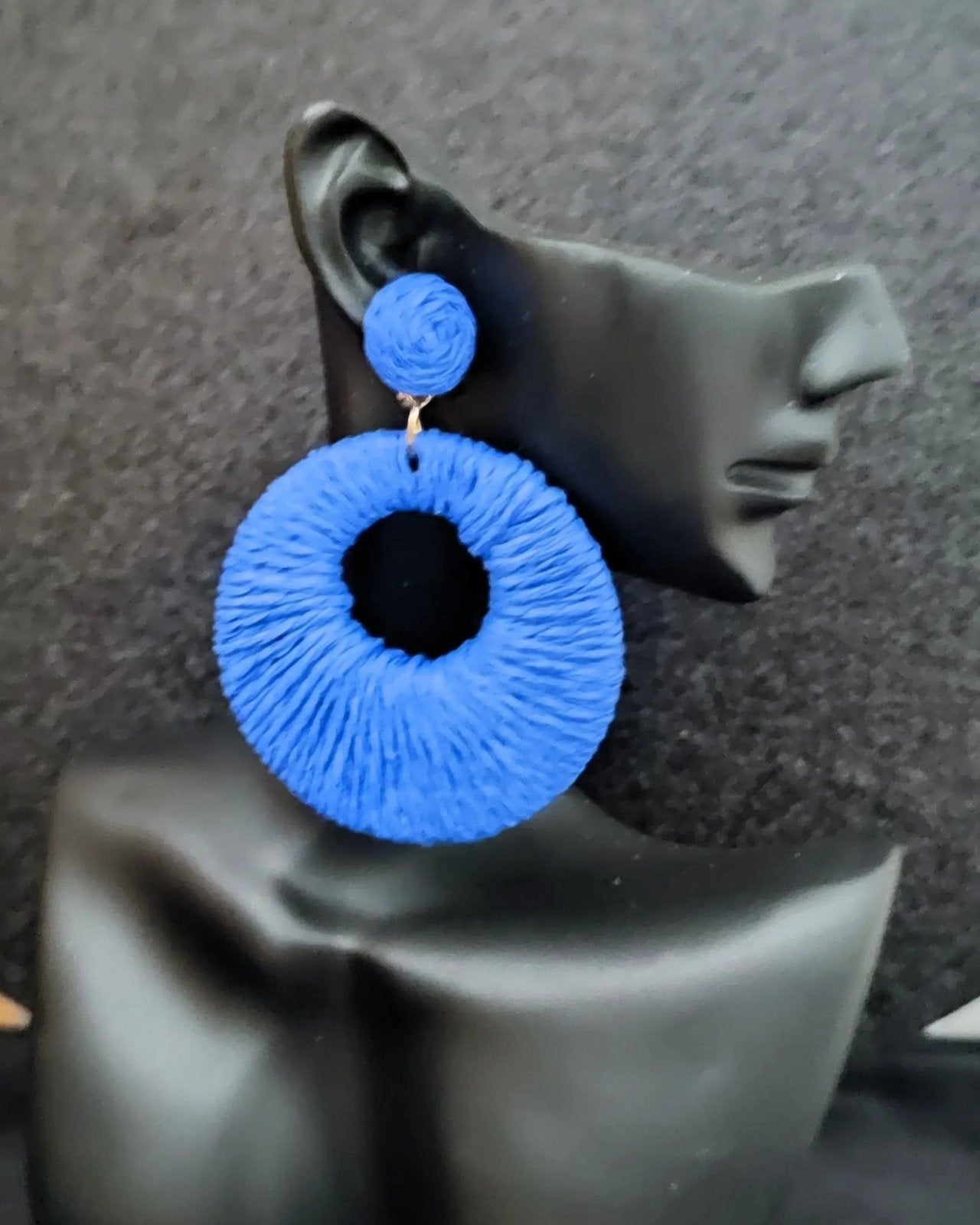 Créoles bohèmes Bahïa bleu roi, légères et originales pour l’été