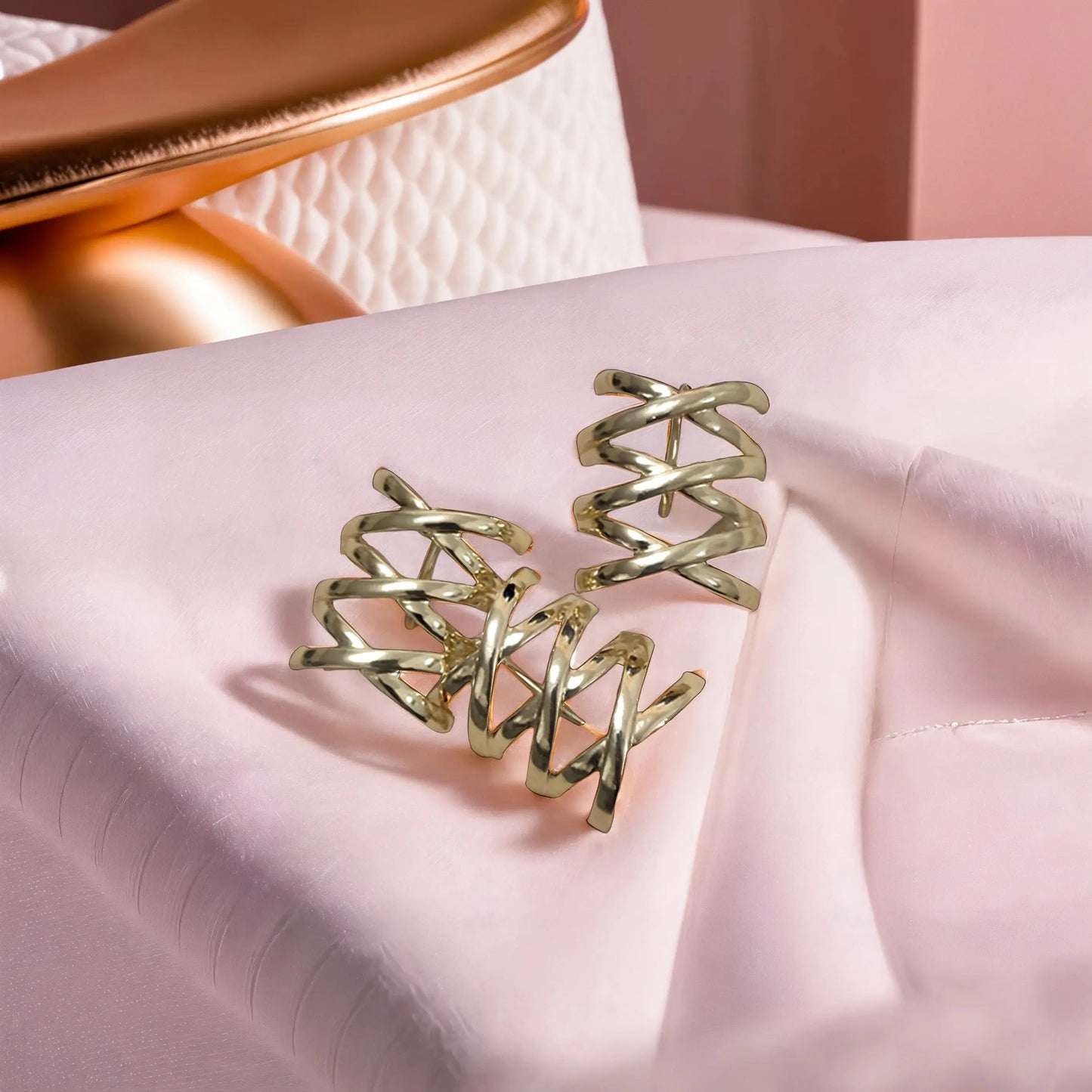 Clip cheveux croisé : Accessoire tendance à clip croisé, parfait pour un look chic et féminin.