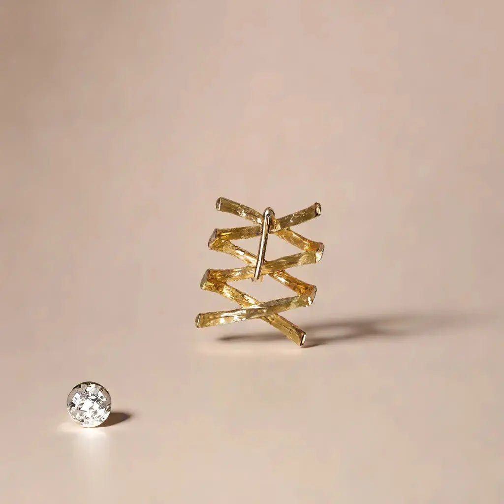 Pince cheveux dorée : Pince dorée raffinée, idéale pour accessoiriser une coiffure de mariage ou de soirée.