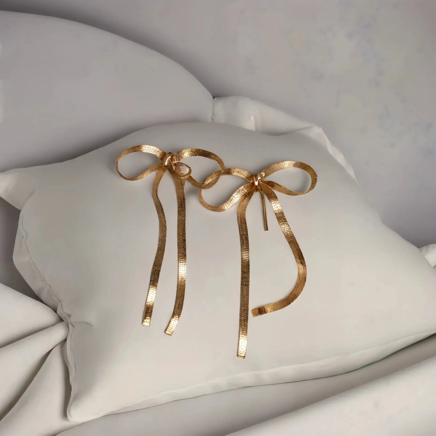 Accessoire cheveux tendance : Ajoutez une touche de glamour à vos cheveux avec cet accessoire mode.