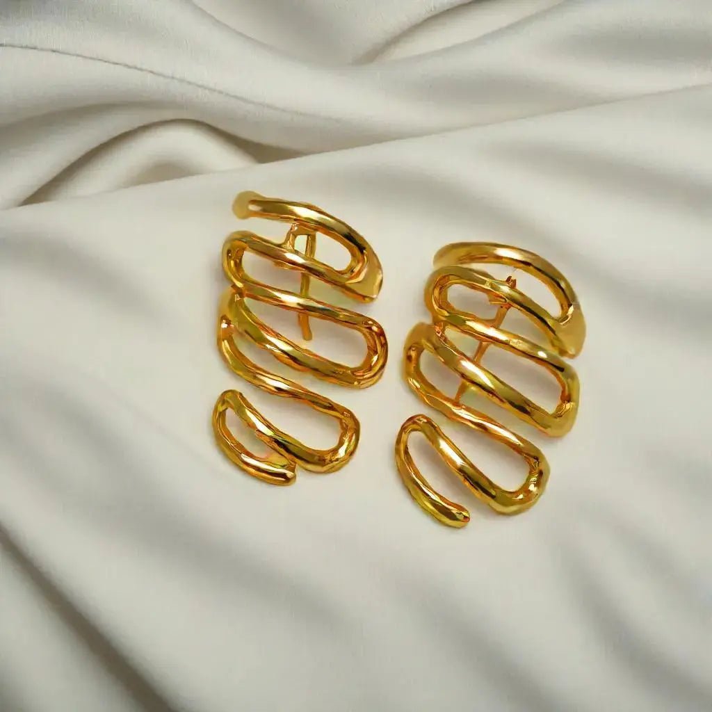 Barrette dorée en forme de vague, bijou de cheveux élégant pour femme.