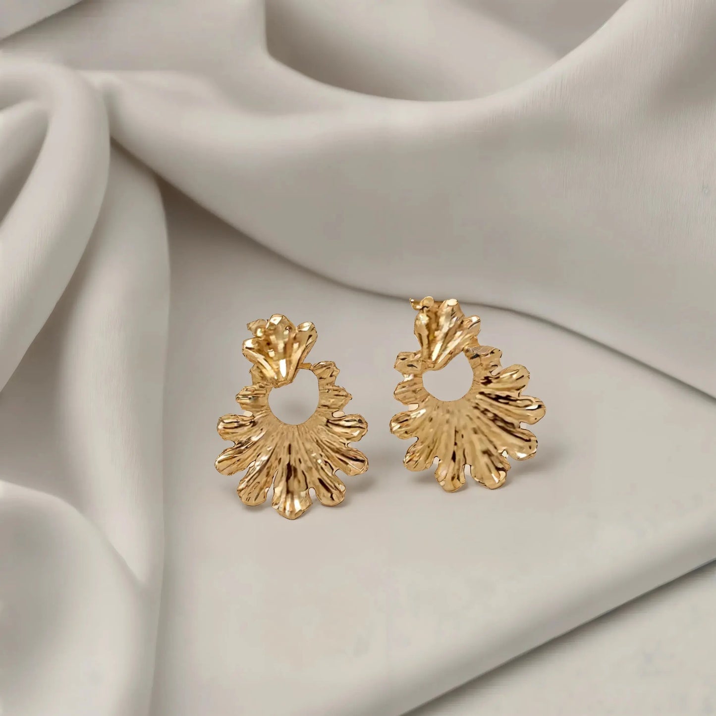 Boucles hypoallergéniques pendantes dorées, parfaites pour peaux sensibles.