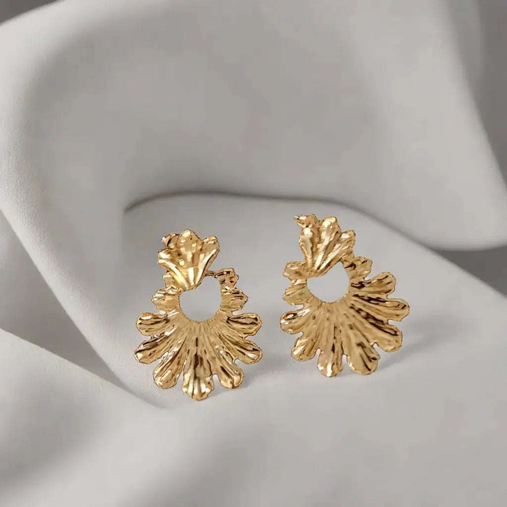 Bijou sans allergie : boucles pendantes en forme de feuille, élégantes et féminines.