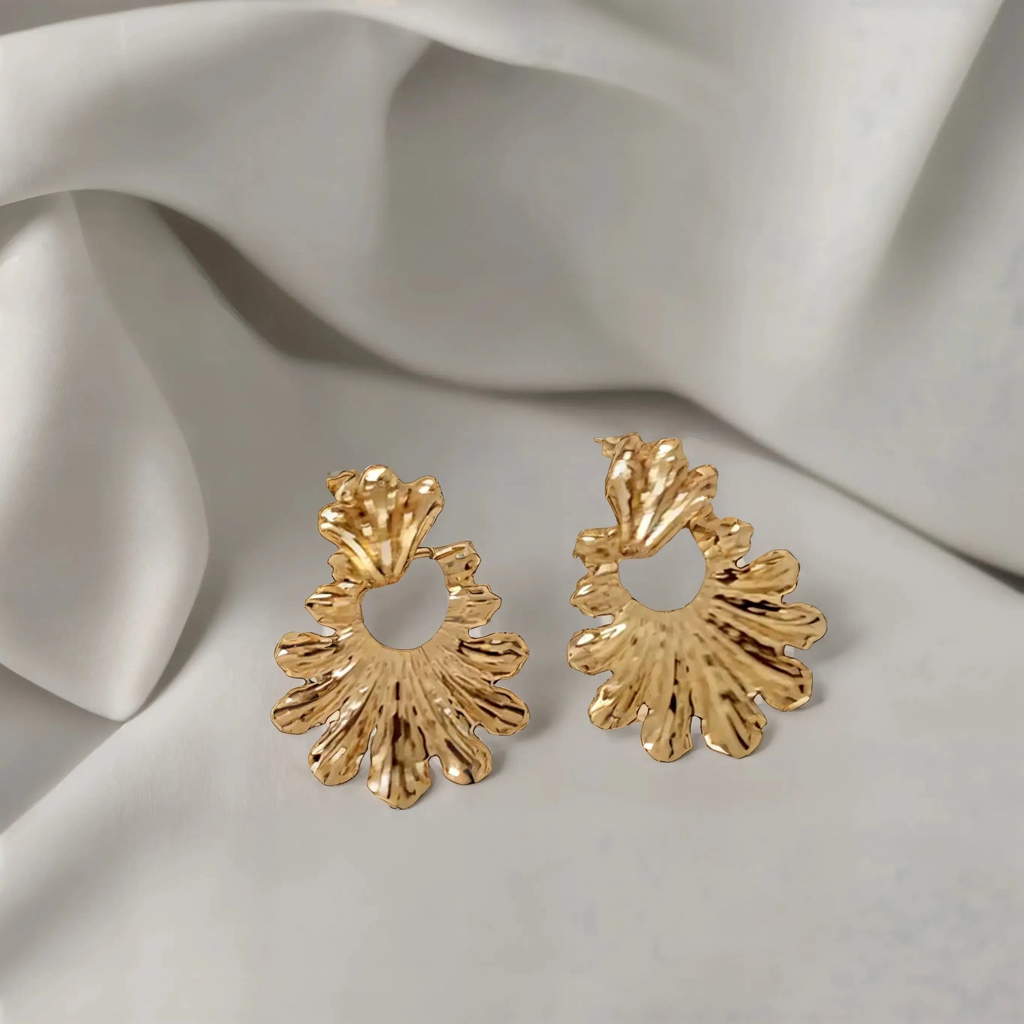 Bijou chic : boucles d’oreilles en acier inoxydable avec finition feuille dorée