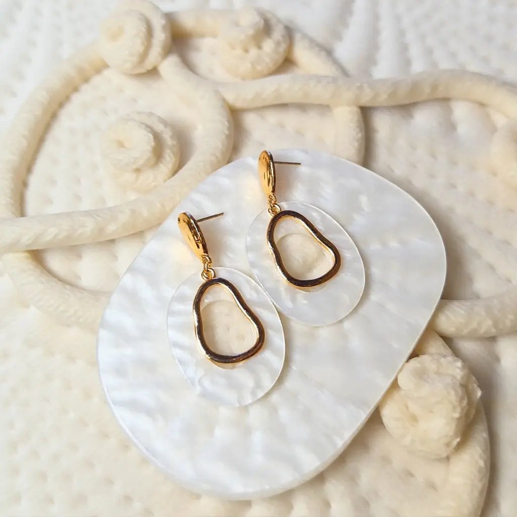Boucles d'Oreilles Pendantes en Coquillage Ovale Glamour Elégance bijoux par elegance Simplement boutique de bijoux
