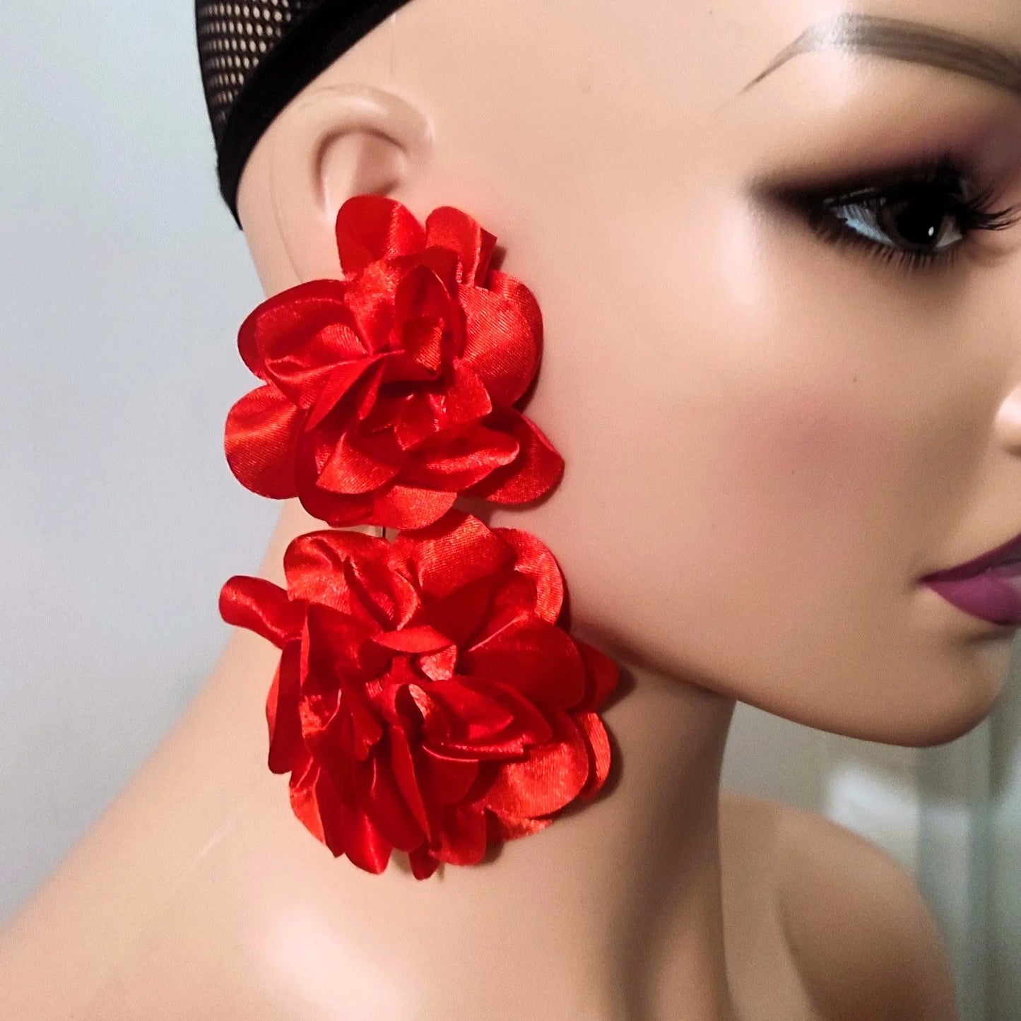 Boucles d'oreilles pendantes XXL, tendance bohème avec des fleurs rouges en tissus pour un look chic et élégant.