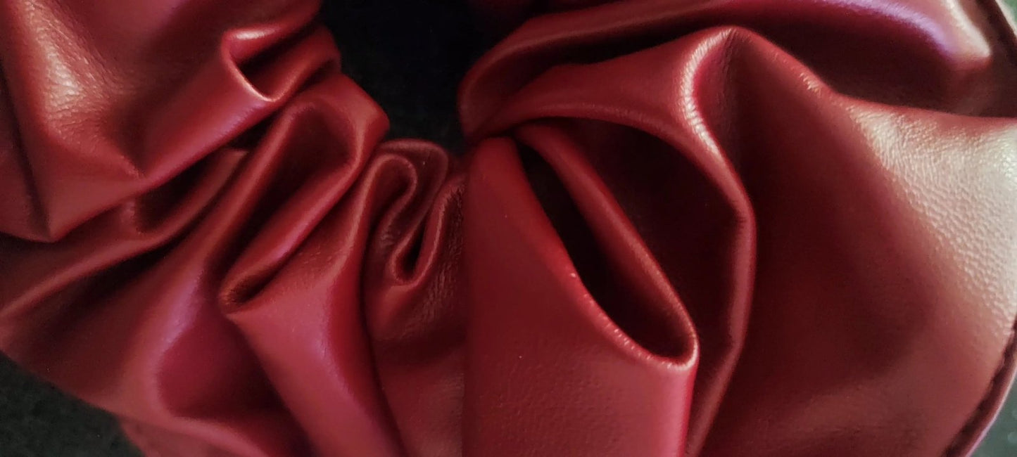 Chouchou XXL rouge bordeaux en simili cuir, accessoire tendance pour cheveux longs ou chignons.