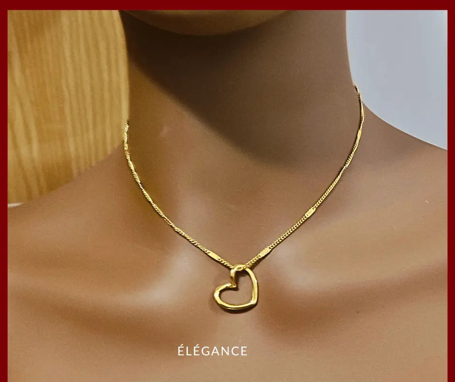 Collier doré breloque en cœur creux en acier elegance bijoux – Élégance Simplement, avec chaîne délicate. Bijou raffiné pour ajouter une touche élégante à votre look.