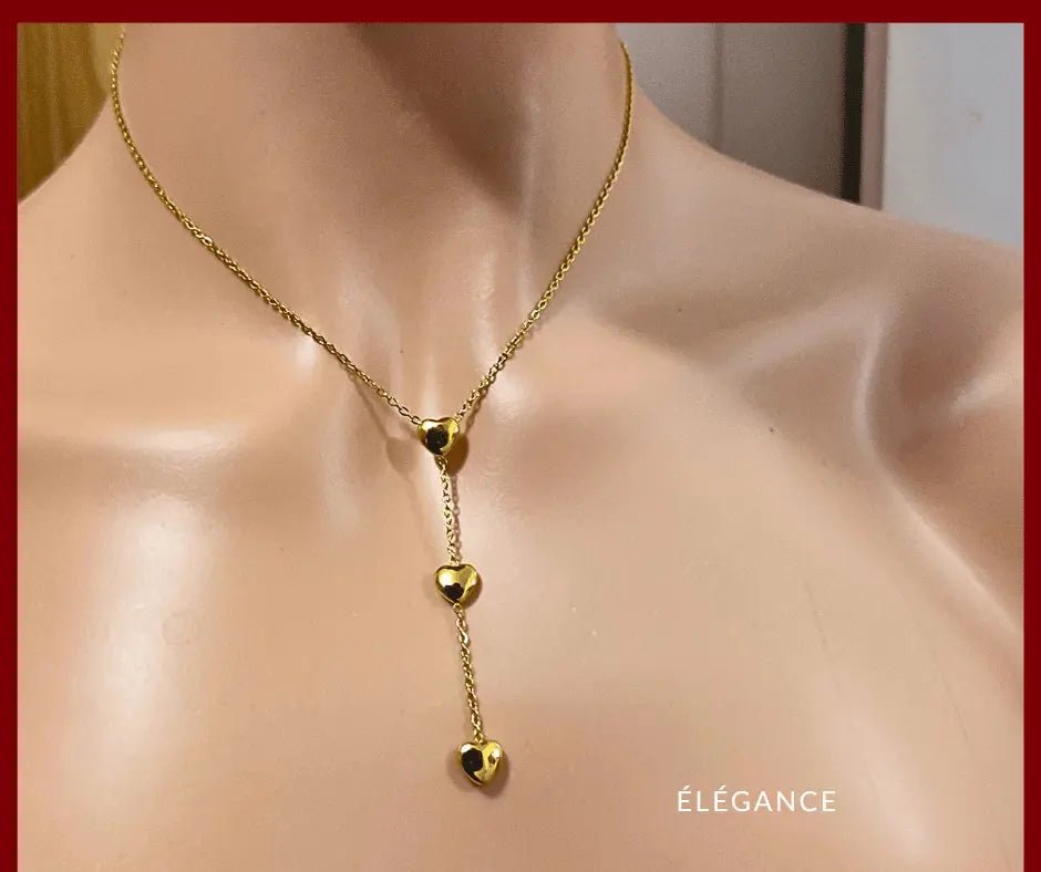 Collier Élégance Simplement avec trois cœurs dorés, en acier inoxydable pour peau sensible.