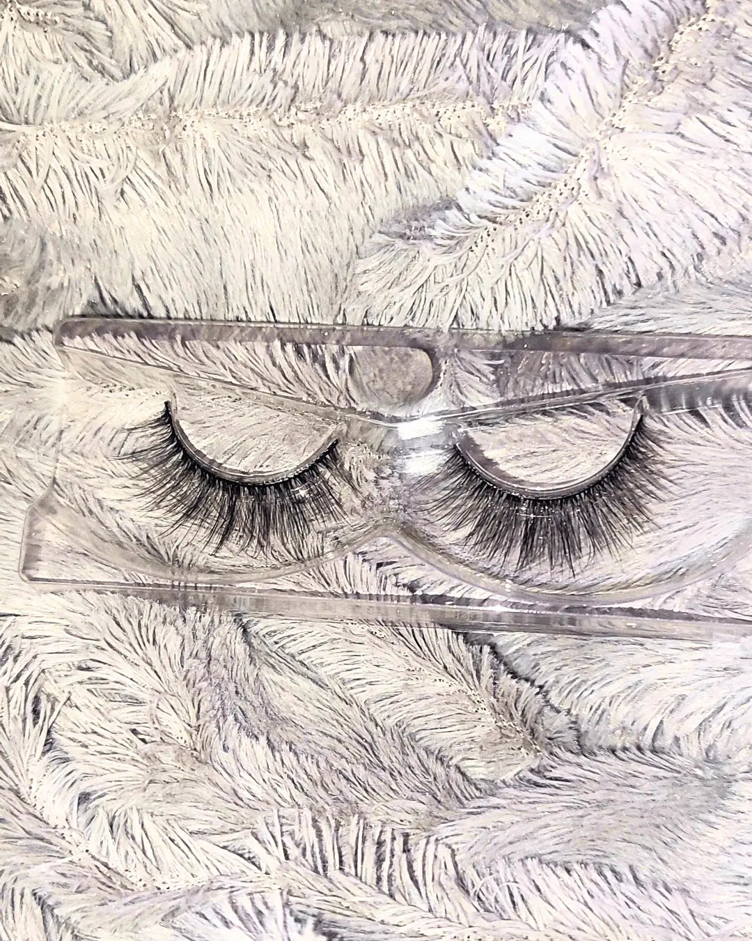Faux cils effet volume glamour pour soirée, 3D réutilisables avec bande souple. Extensions de cils sans colle pour regard intense, pose facile et rapide pour événement spécial.