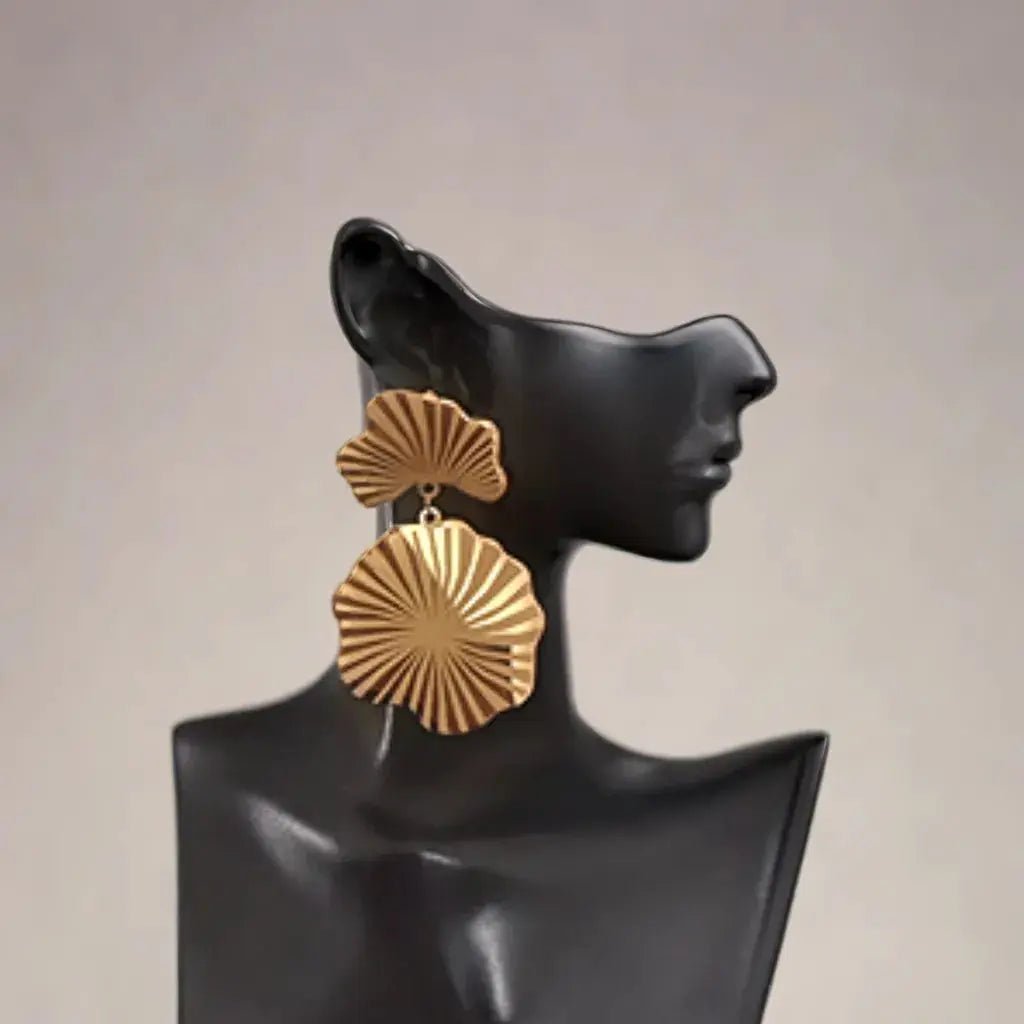 Boucles d’oreilles pendantes GINKA en acier inoxydable avec motif feuille de ginkgo dorée de chez elegance bijoux