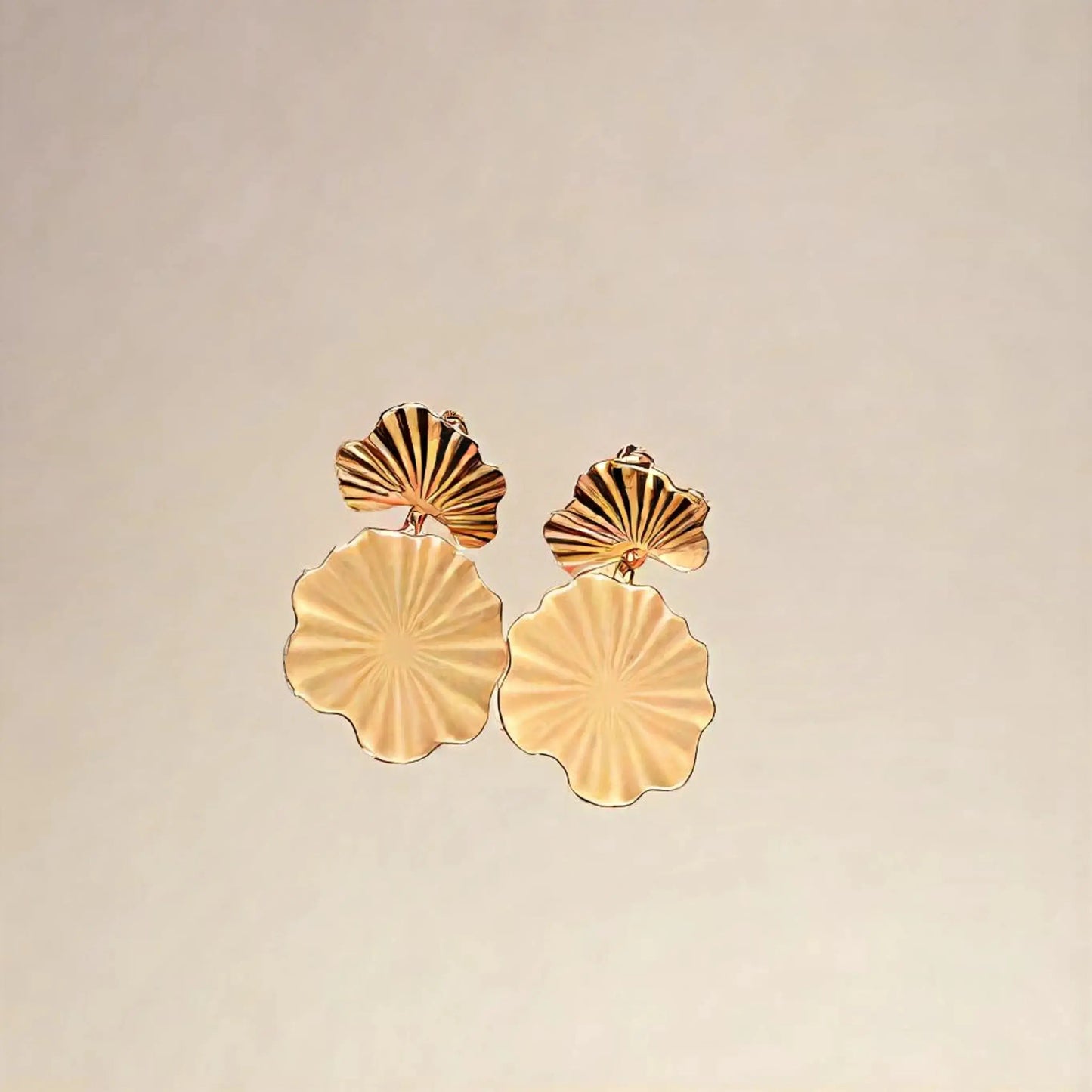 Boucles pendantes dorées en acier inox, design feuille stylisée et cercle irrégulier