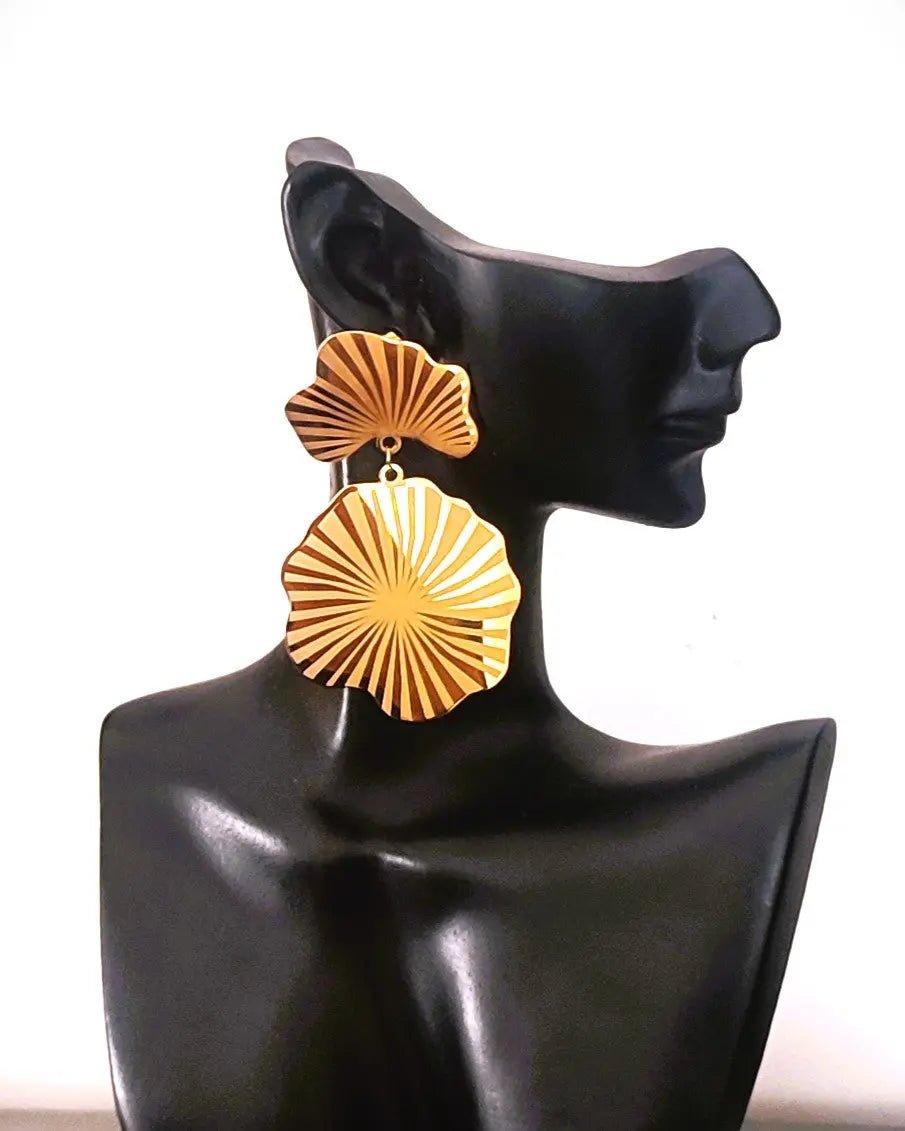 Bijoux femme dorés, forme ginkgo stylisée, chic et moderne.