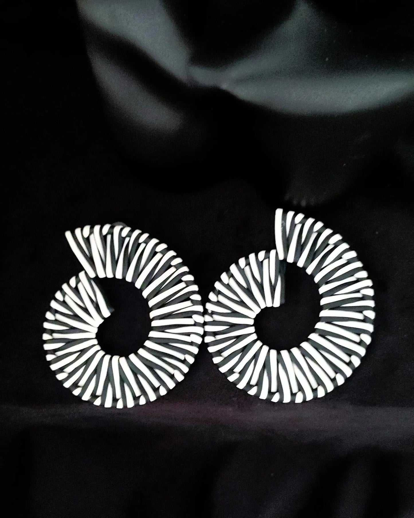 Accessoire bohème original en noir et blanc