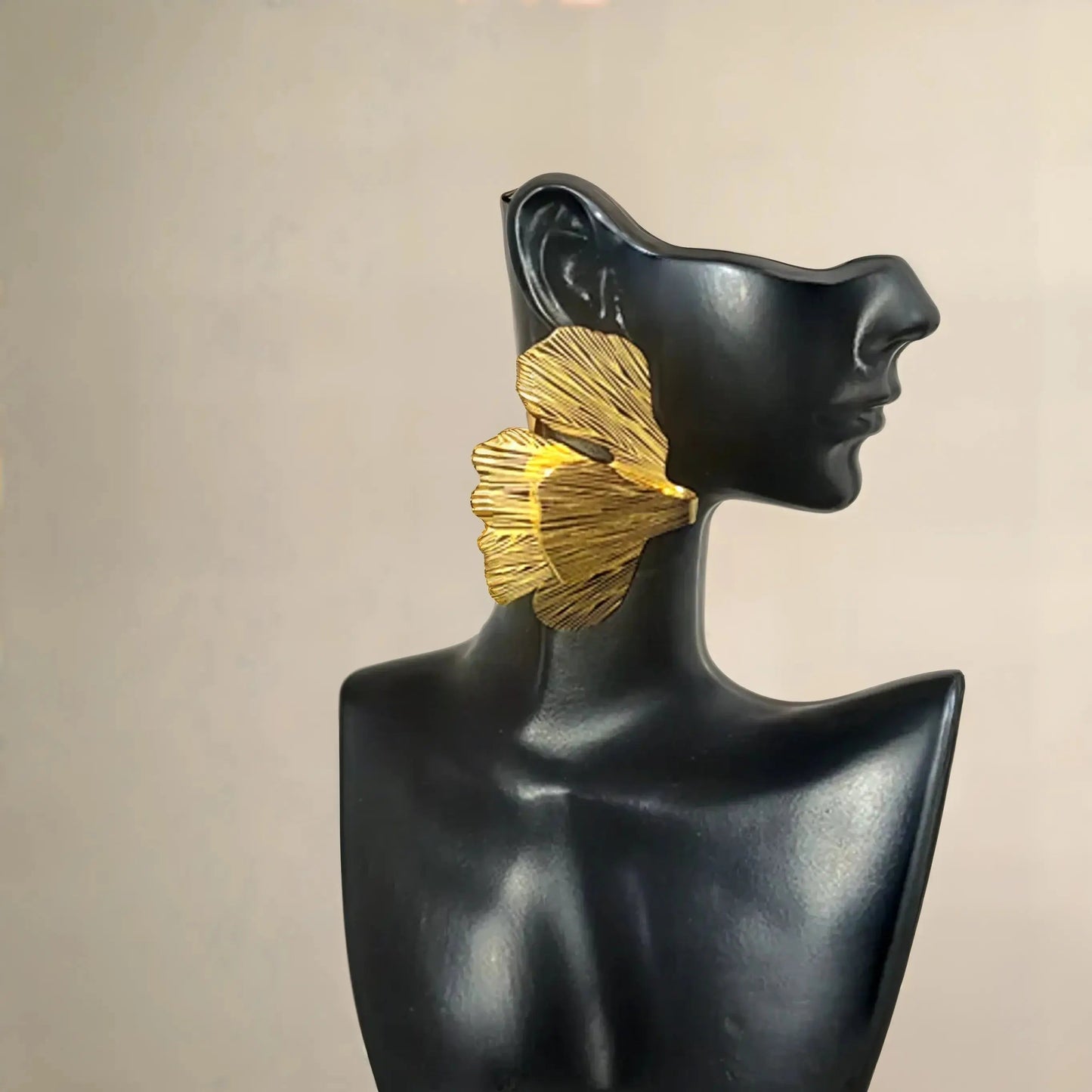 Boucles d’oreilles dorées demi-feuille en acier inoxydable, design nervuré chic.