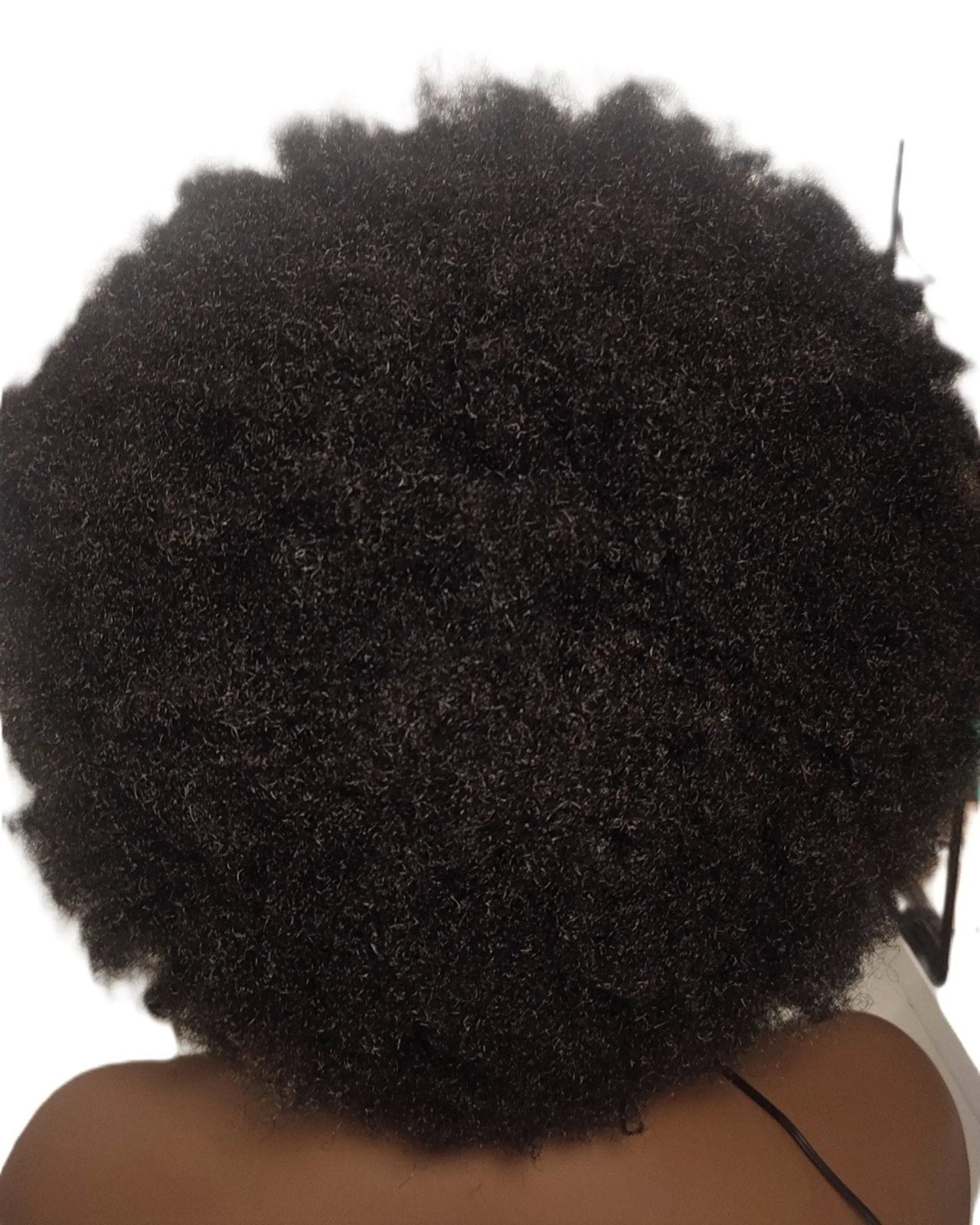 Perruque afro Sérah – Cheveux crépus 4c, kinky et boucles 3c. Perruque synthétique effet naturel de Crépus&Co, idéale pour un look afro stylé et naturel. Parfaite pour les femmes à la recherche de cheveux crépus et volumineux, sans colle. Disponible sur Elégance Simplement, le magasin de perruques et mèches afro à Paris.