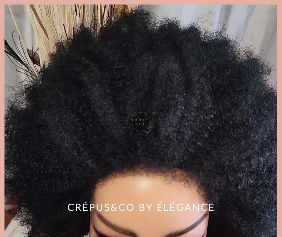 Perruque afro pour femmes noires Crépus&Co – Cheveux crépus 4c, kinky et boucles 3c, style naturel et invisible. Idéale pour les coiffures afro stylées, cette perruque synthétique effet naturel offre une finition sans colle. Parfaite pour les femmes cherchant une coiffure chic et pratique. Disponible sur Elégance Simplement, magasin spécialisé en perruques crépus et afro pour femmes noires