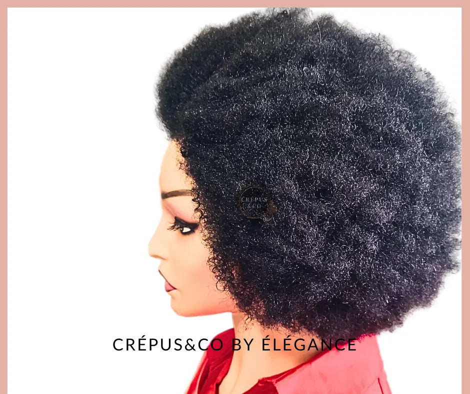Perruque afro Sérah – Cheveux crépus 4c, kinky et boucles 3c. Perruque synthétique effet naturel de Crépus&Co, idéale pour un look afro stylé et naturel. Parfaite pour les femmes à la recherche de cheveux crépus et volumineux, sans colle. Disponible sur Elégance Simplement, le magasin de perruques et mèches afro à Paris.
