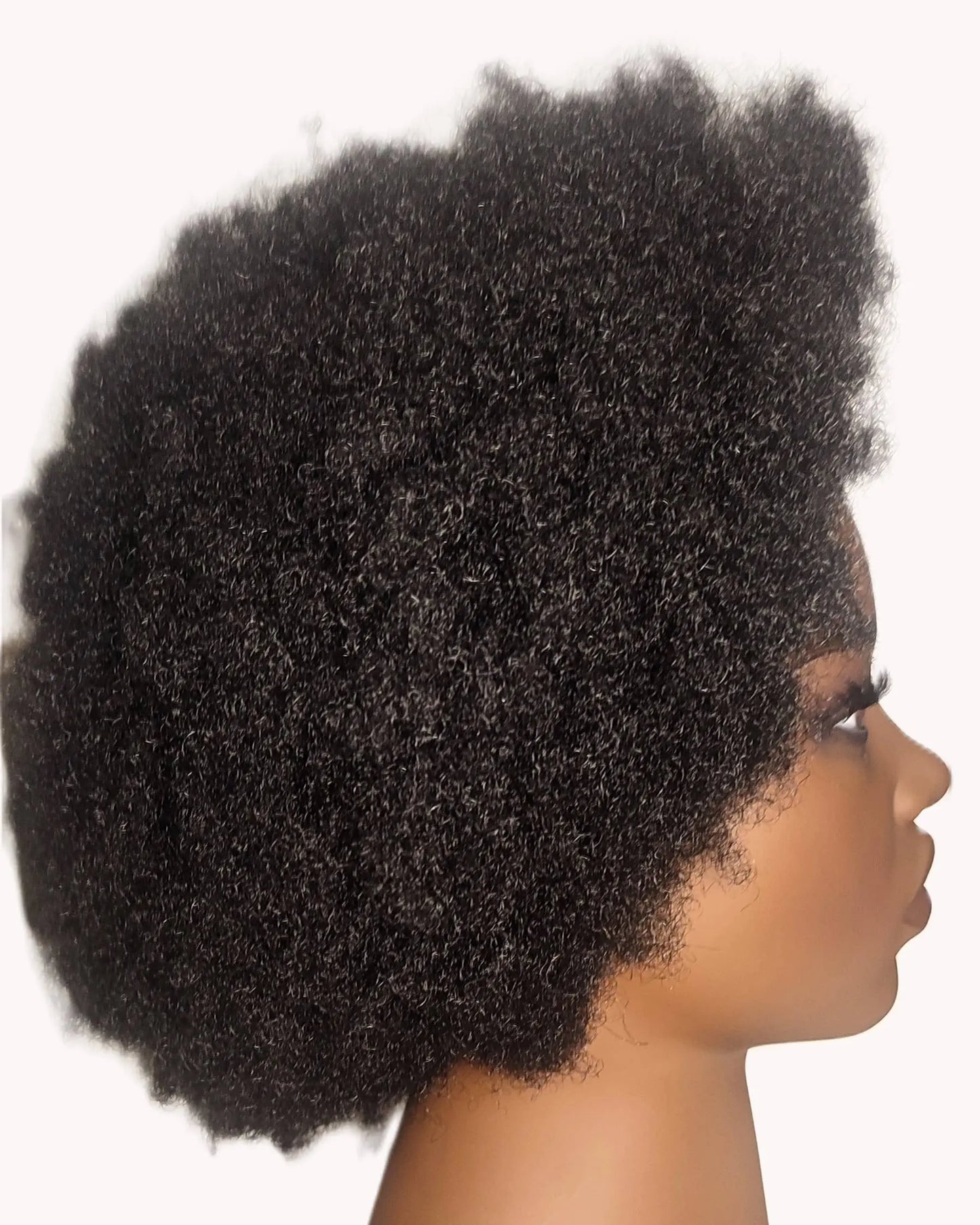 Perruque afro synthétique Sérah – cheveux crépus 4C effet naturel, sans colle, volumineuse et facile à porter.
