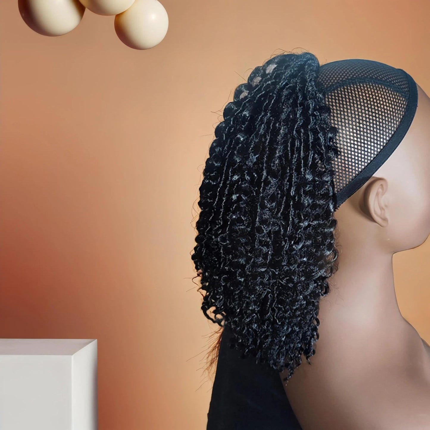 Postiche queue de cheval bouclée Crepus and Co – Extension cheveux kinky curly de 9 pouces avec boucles définies. Apportez du volume et de la texture à votre coiffure avec cette queue de cheval élégante et facile à poser.