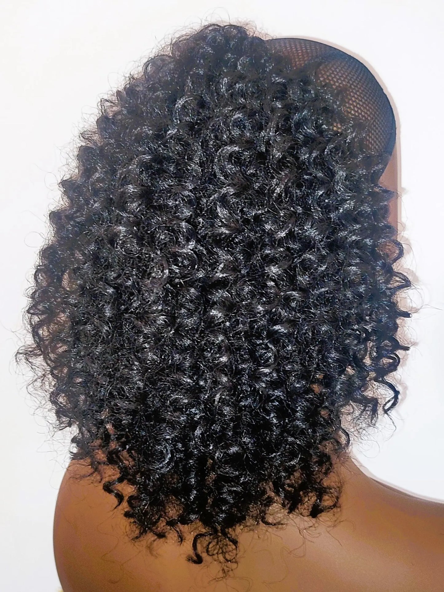 Postiche queue de cheval avec élastique Crepus and Co – Extension capillaire bouclée, afro ou kinky curl, disponible en versions courte et longue. Facile à poser avec élastique pour un maintien sécurisé et un volume instantané. Idéal pour ajouter du style et de la texture à vos cheveux bouclés ou crépus.