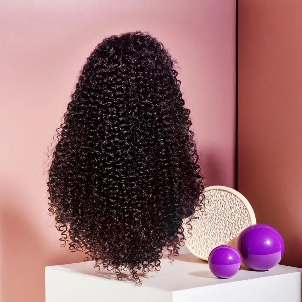Postiche cheveux synthetique Crepus and Co – Postiche queue de cheval avec élastique, pratique et élégante. Idéale pour ajouter longueur et volume instantanément. Disponible sur www.elegancesimplement.com.