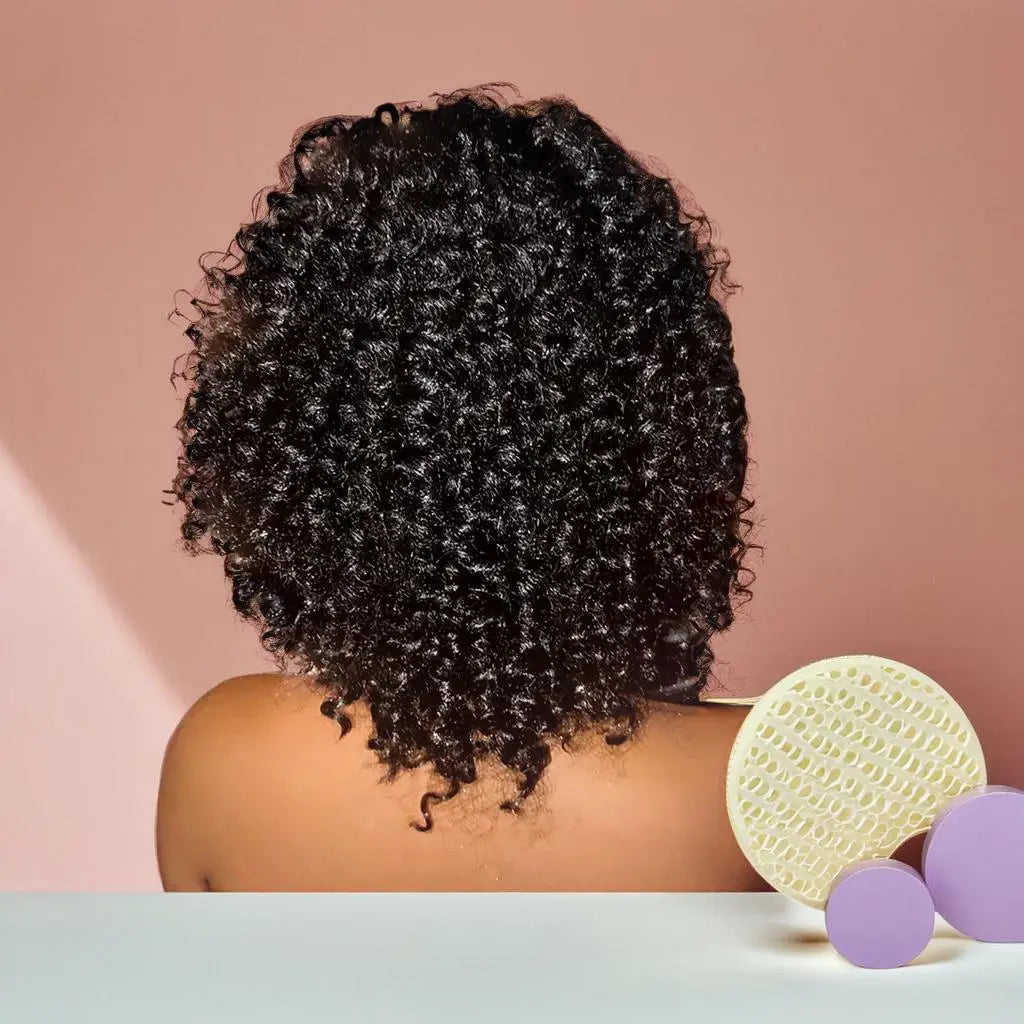 Postiche queue de cheval avec élastique Crepus and Co – Extension capillaire bouclée, afro ou cheveux bouclés, disponible en versions courte et longue. Facile à poser grâce à son élastique, cette queue de cheval apporte volume, texture et style instantané à vos cheveux bouclés, crépus ou lisses.