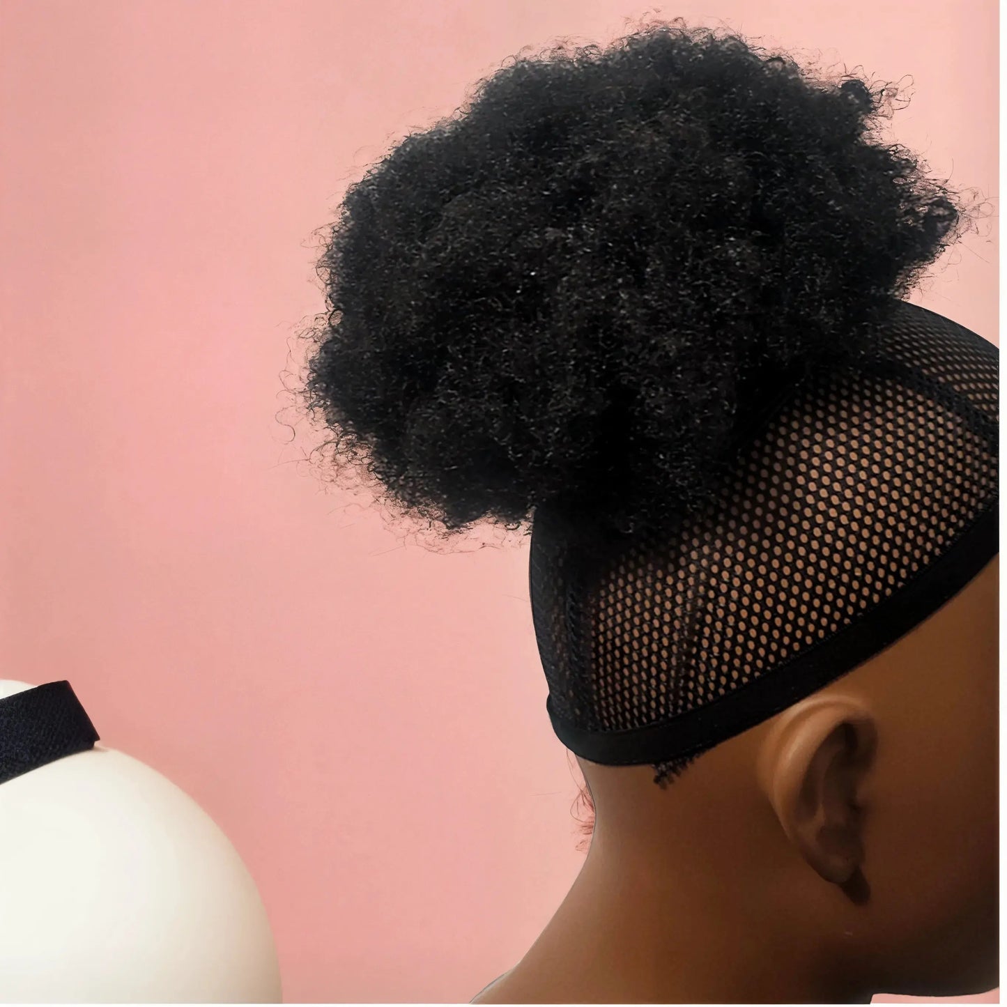 Afro puff texture cheveux 3C et 4C - Kinky curl, extension cheveux afro pour peau noire. Extension de cheveux effet naturel, queue de cheval courte avec élastique. Crépus&Co Elégance – Postiche cheveux crépus, mèches synthétiques pour un look naturel