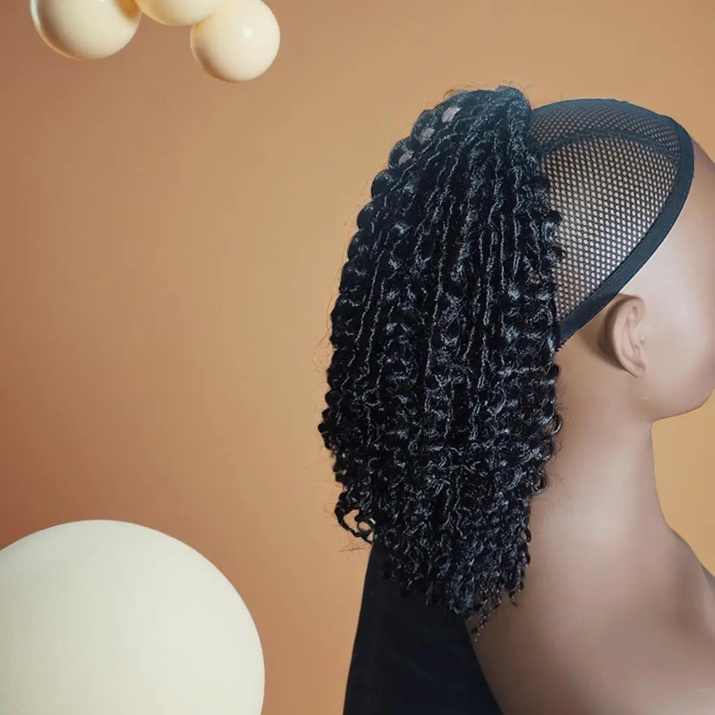 Postiche queue de cheval bouclée courte Crepus and Co – 9 pouces de boucles anglaises avec fixation élastique. Extension capillaire facile à poser, parfaite pour un look volumineux et stylé en un instant.
