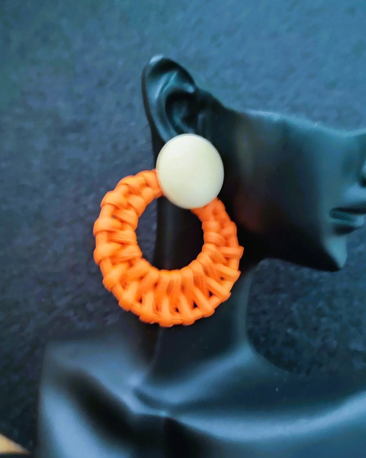 Boucles d’oreilles bohèmes en rotin orange et bois naturel