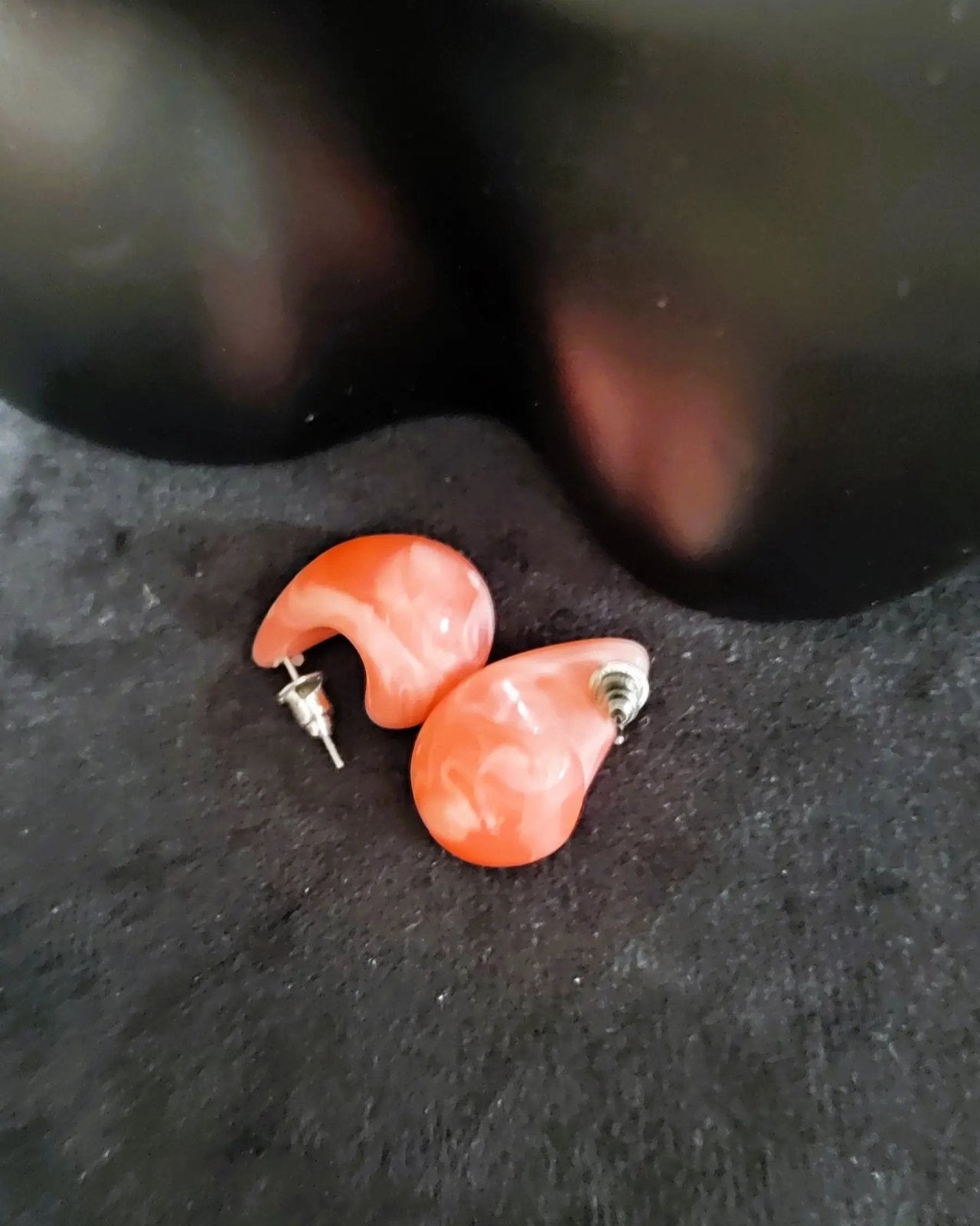 Boucles d'oreilles goutte rose pâle marbrées en acrylique avec tige inox, Zayane
