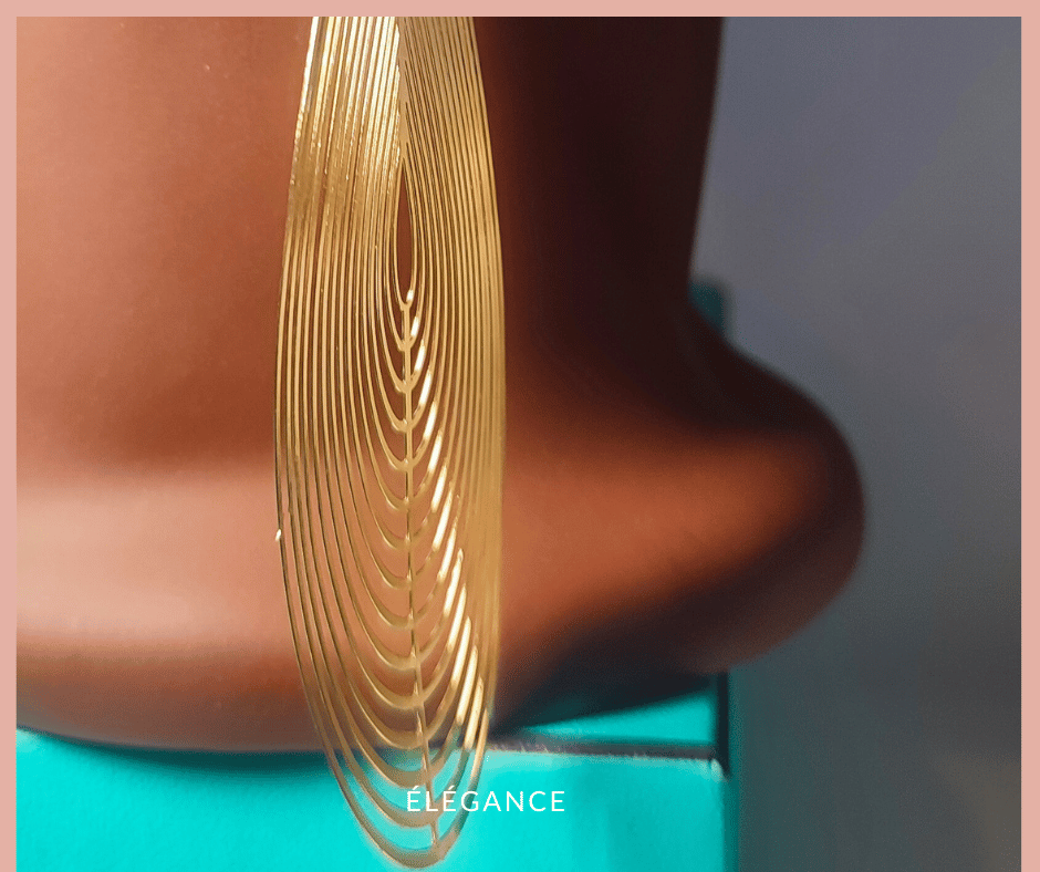 Boucles d’oreilles pendantes en acier inoxydable doré, design goutte d’eau raffinée, style moderne.