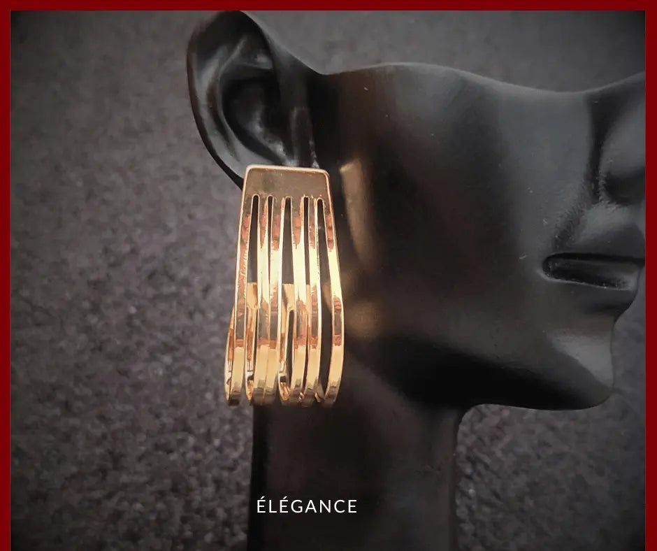 Petites boucles d'oreilles dorées et légères, un bijou fantaisie idéal pour les occasions quotidiennes.