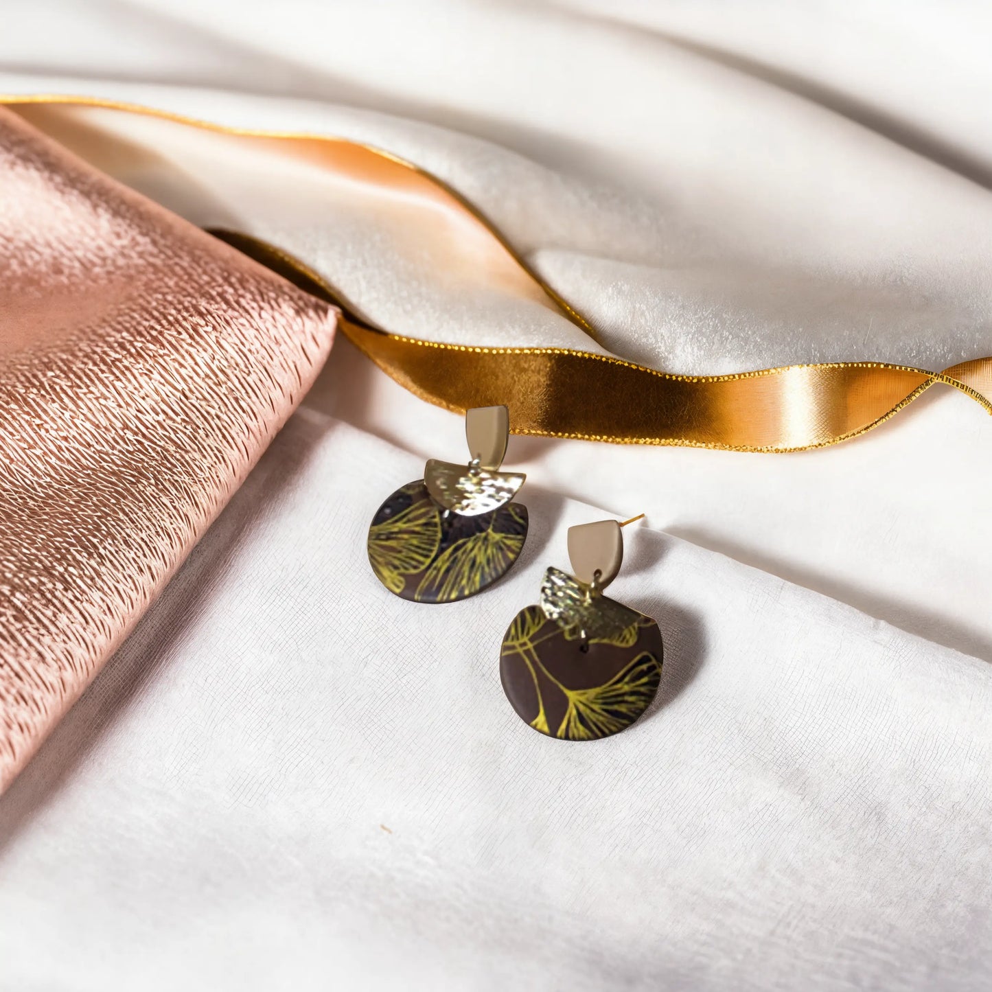 boucles d’oreilles feuille de ginkgo en argile polymère, légères et tendance, collection Élégance Simplement.