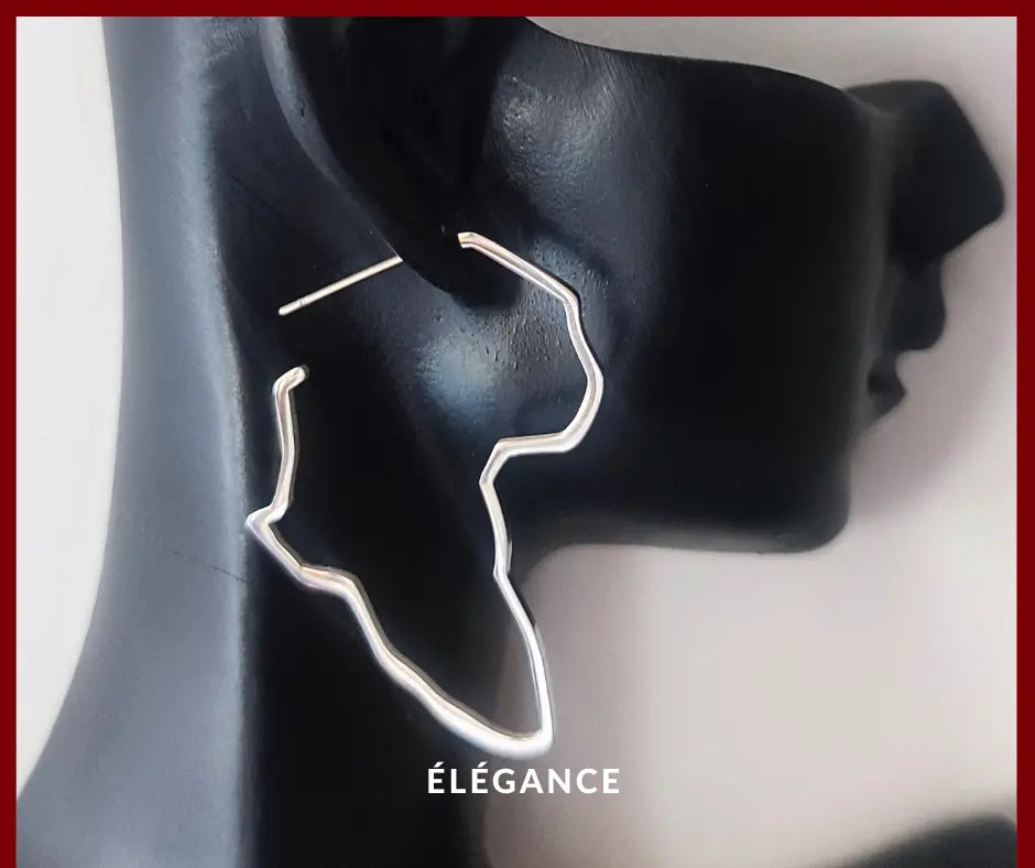 Boucles d'oreilles en inox argenté avec forme carte d'Afrique, un bijou tendance pour affirmer son style.