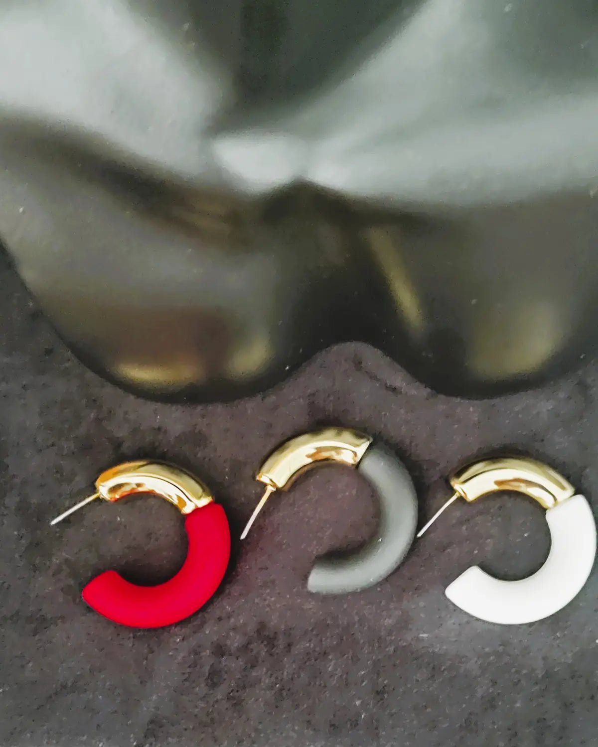 Boucles blanches Luméa en acier inoxydable doré, design élégant et original.