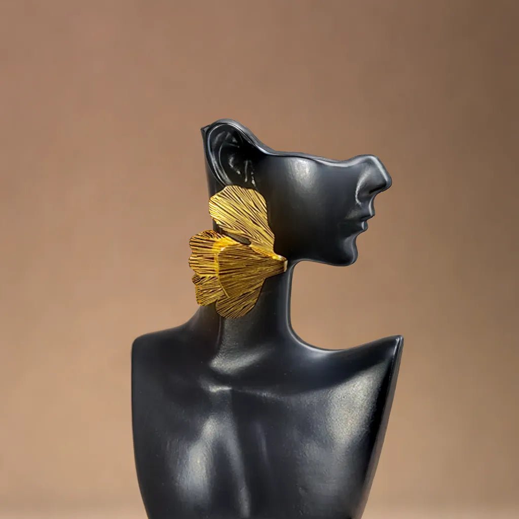 Bijoux dorés inspirés de la nature, design nervuré et finition brillante.