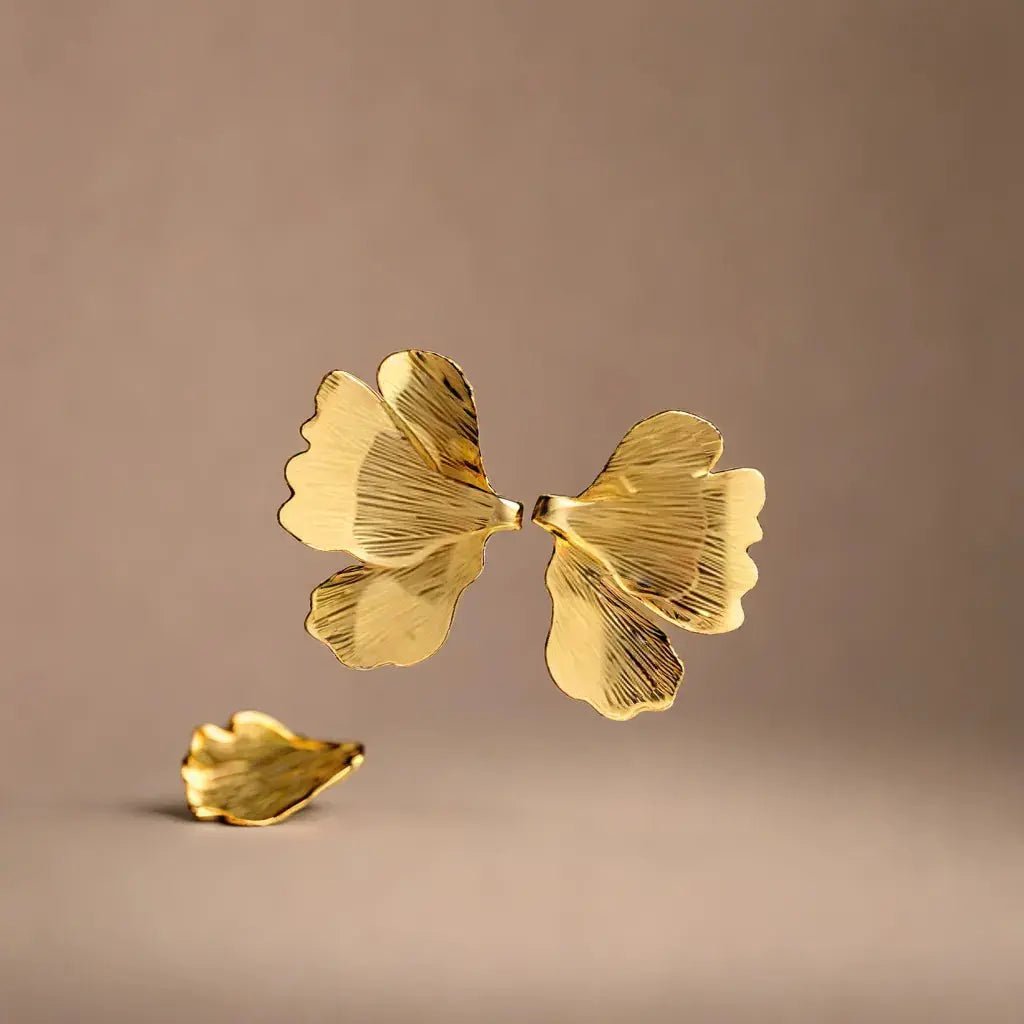 Boucles demi-pétale doré en inox, légères et élégantes pour toutes occasions.