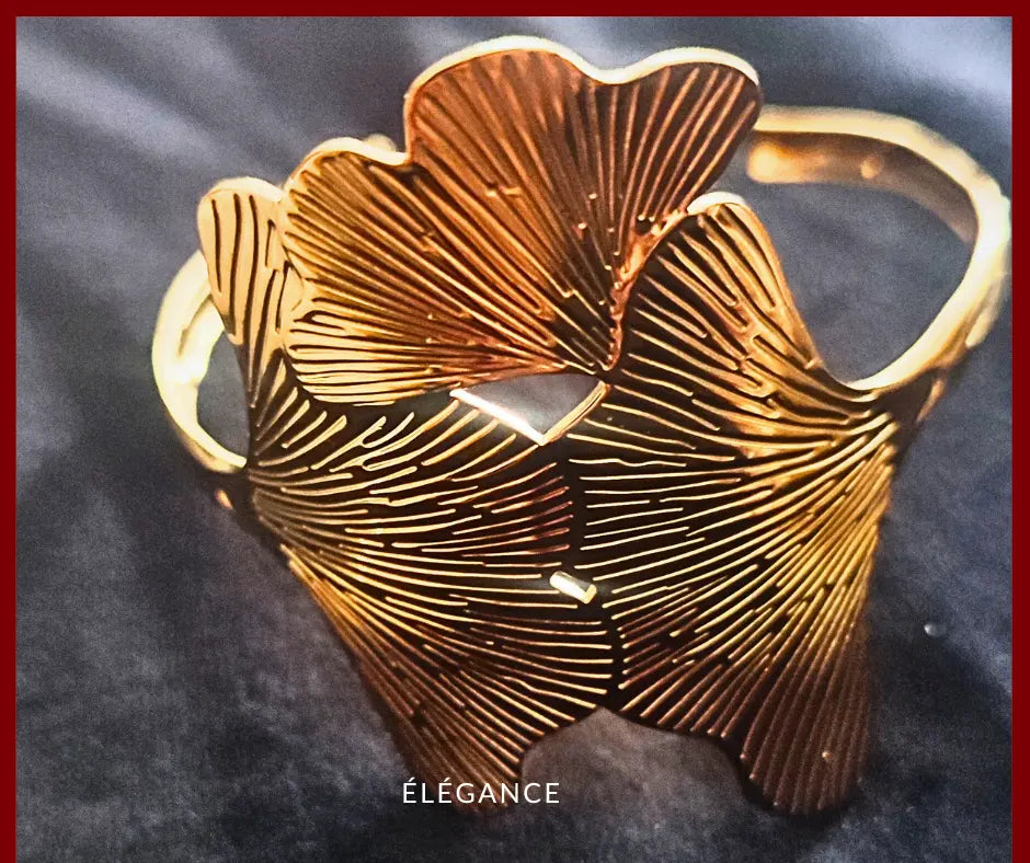 Bracelet en acier inoxydable avec un design de feuille de Ginkgo, accessoire chic et moderne.