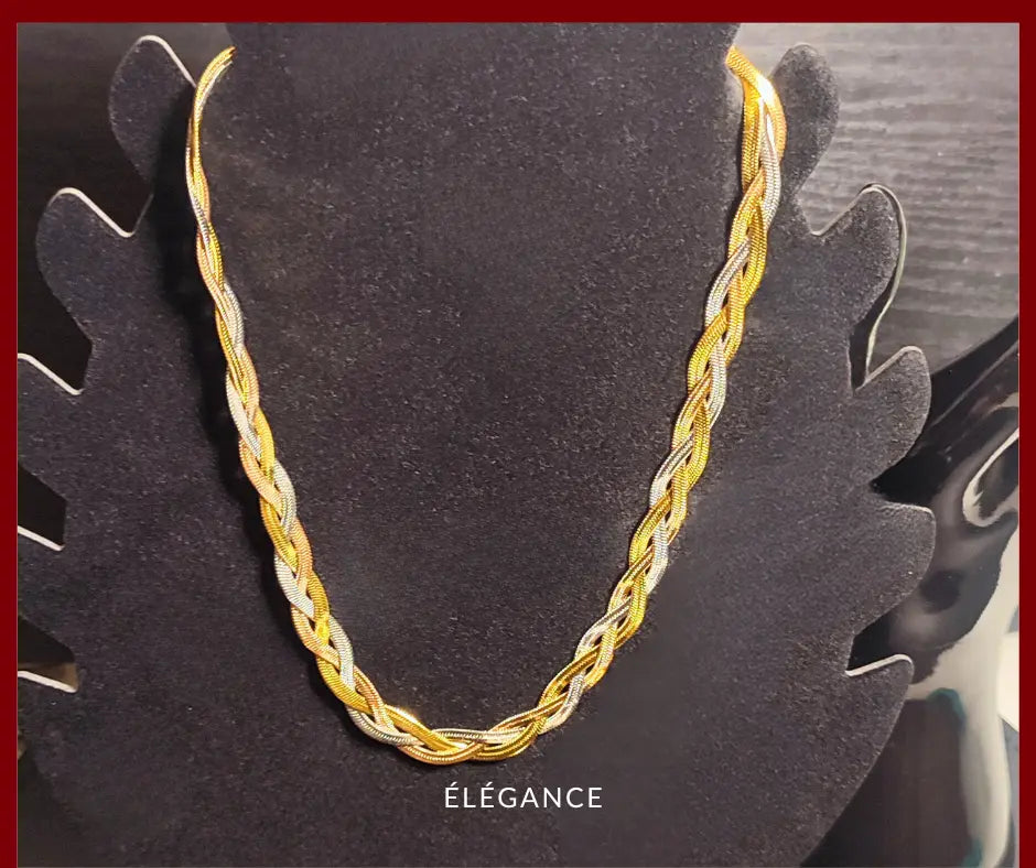 Collier tressé en acier inoxydable, design unique à 3 brins pour une allure élégante.