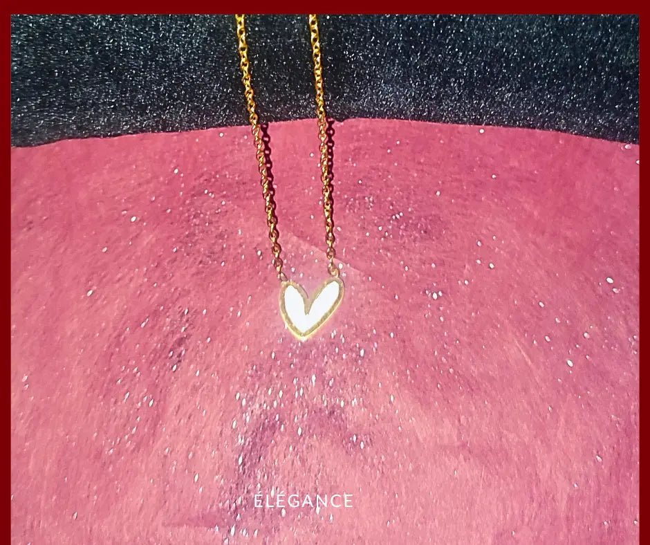 Collier en acier doré avec cœur et perles, pour une touche chic et romantique.