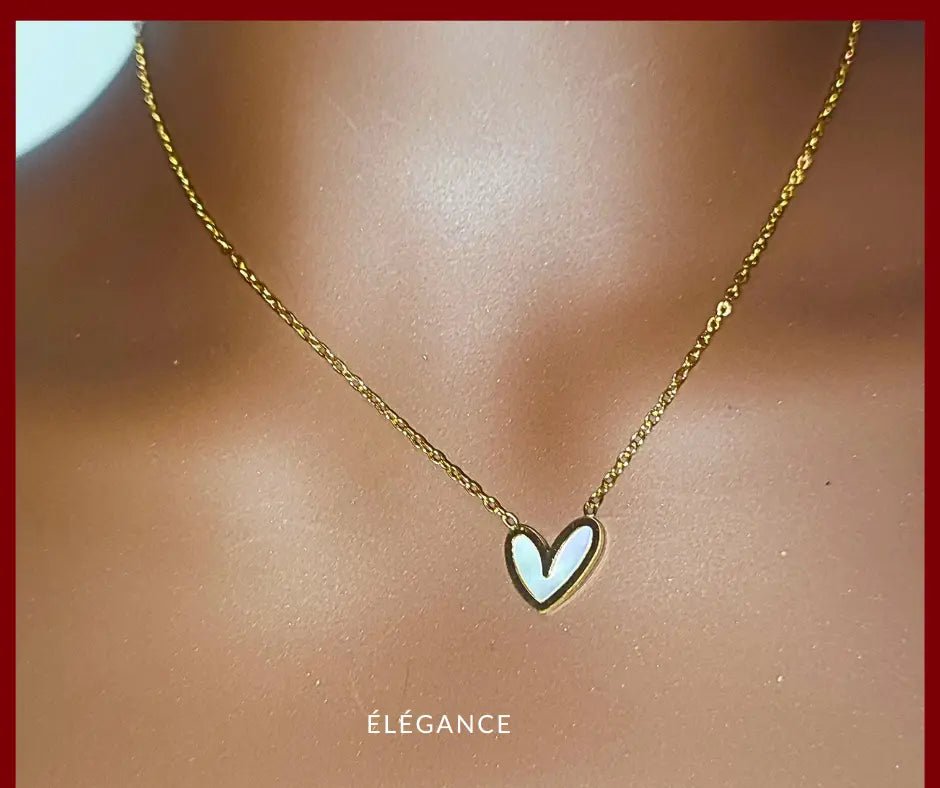 Collier délicat à maille fine avec pendentif cœur, en acier doré hypoallergénique.