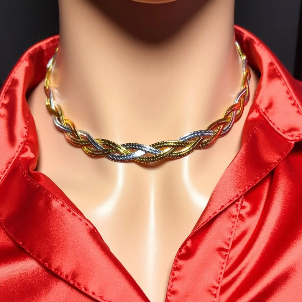 Élégant collier 3 brins tressés en acier inoxydable, parfait pour toutes occasions.