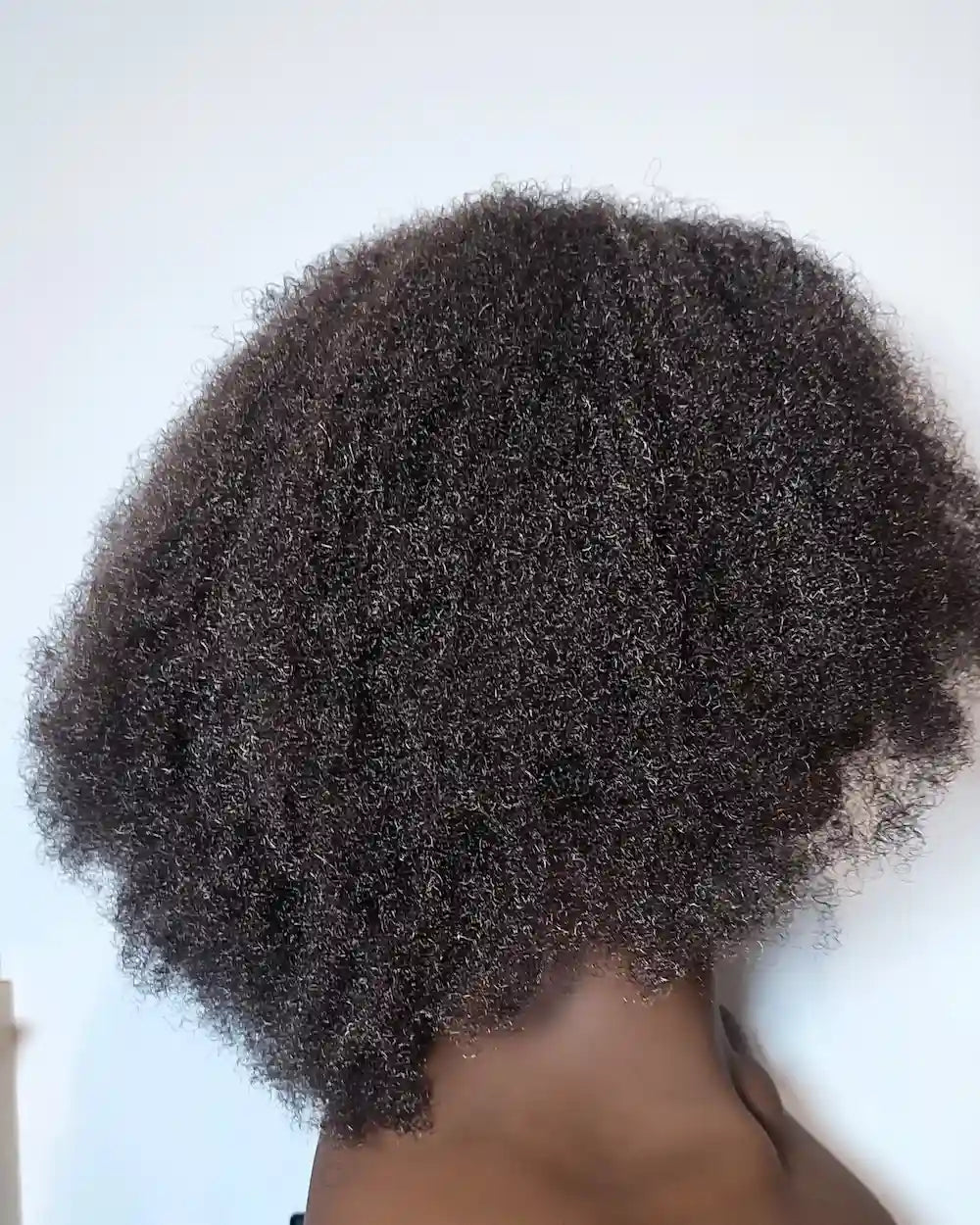 Perruque femme effet cheveux naturels crépus, style sobre et élégant