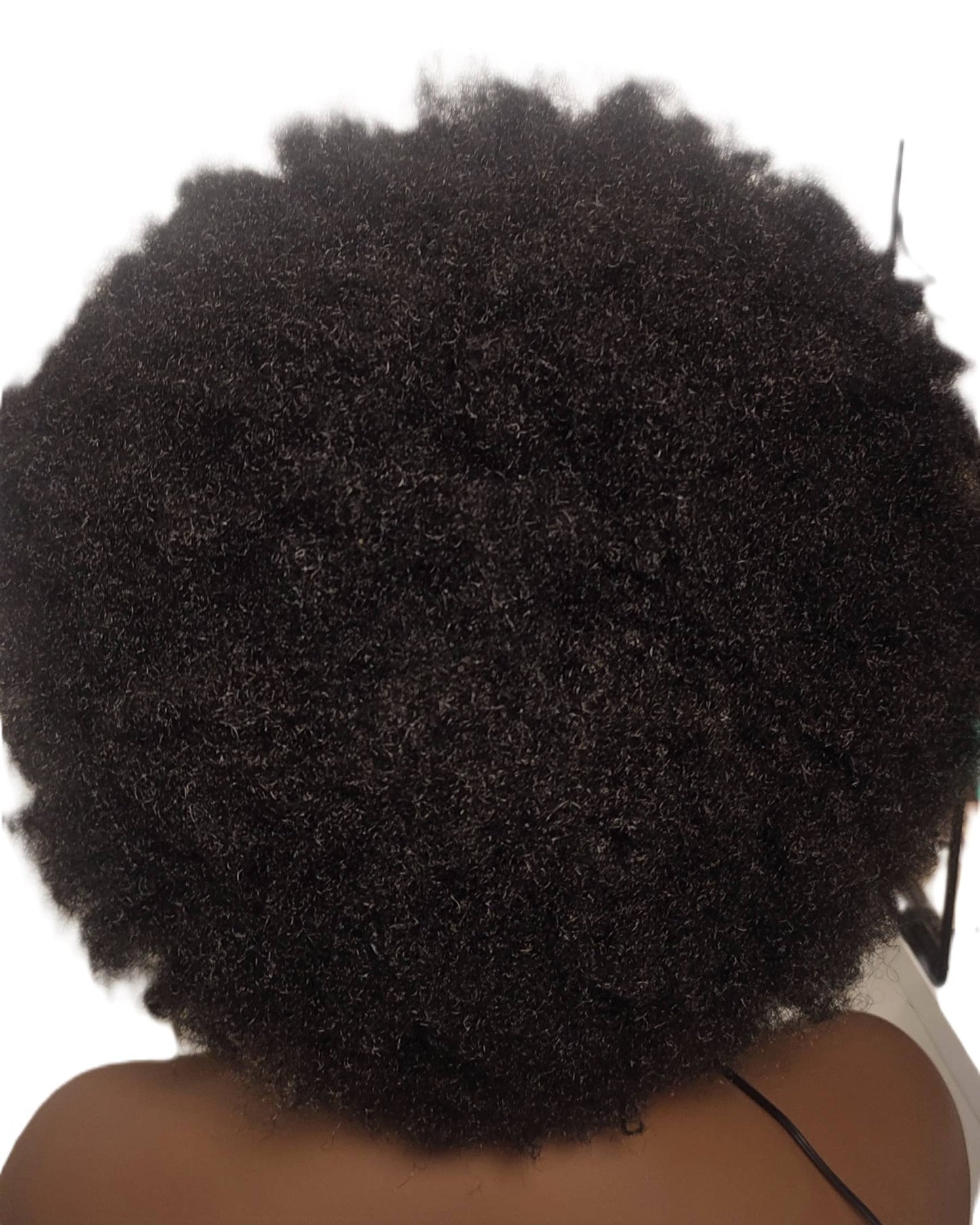 Perruque afro Sérah Crépus&Co – cheveux crépus 4C, kinky, boucles 3C, effet naturel volumineux, sans colle et stylé.