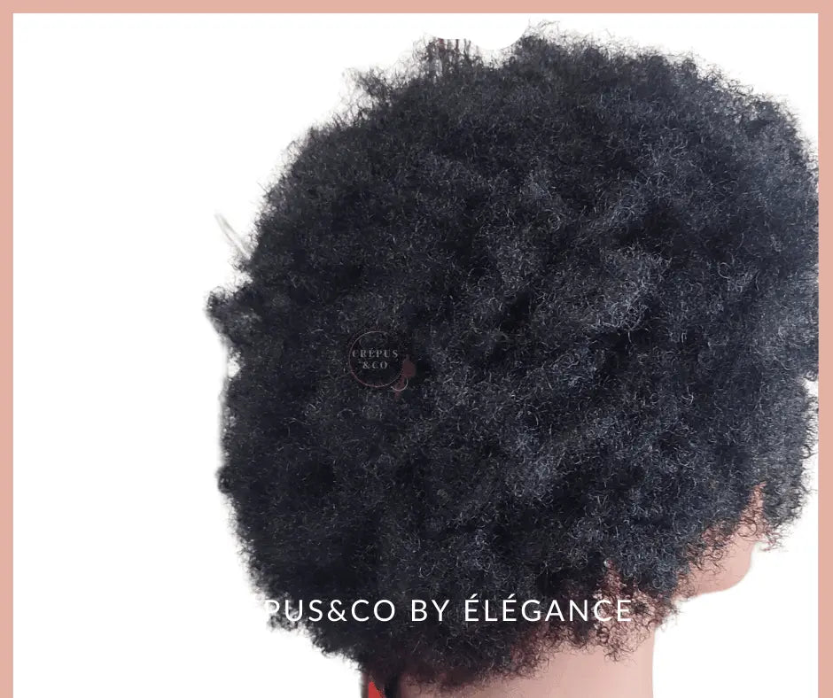 Perruque afro Crépus&Co avec frange cheveux crépus 4C, kinky, boucles 3C, sans colle, effet naturel, stylé pour femme noire.