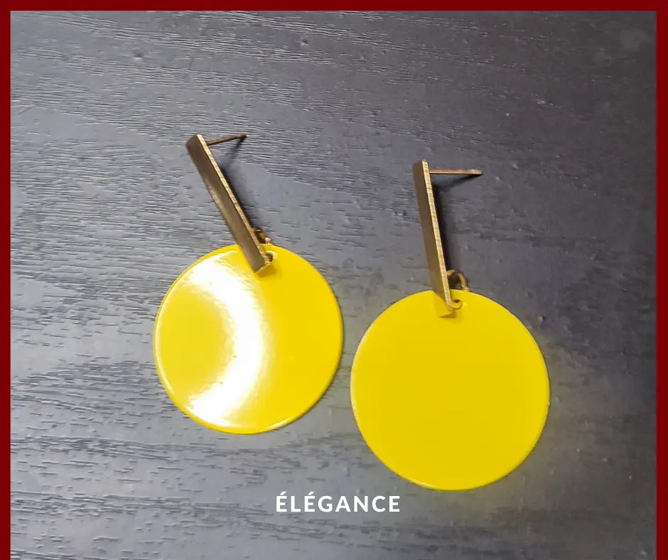 Petites boucles d’oreilles fleur en alliage de zinc, jaune tendance, un bijou simple et élégant pour femme.