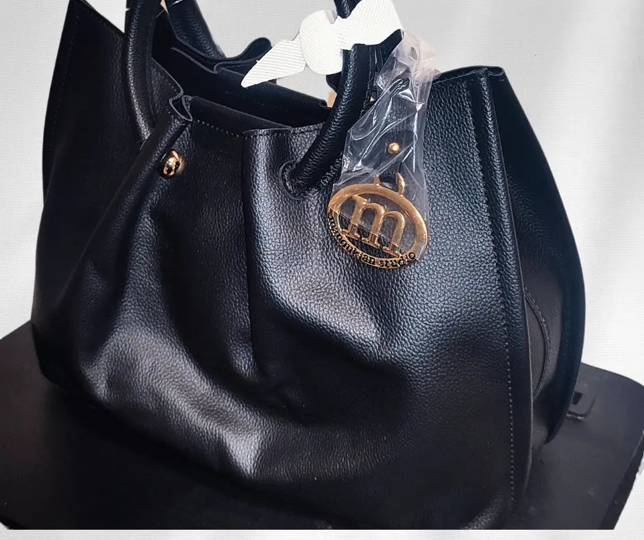 Sac à main Manoukian Camille noir avec bandoulière amovible, sac à main chic pour femme. Grand sac tendance, élégant et pratique, idéal pour le quotidien ou les occasions. Disponible sur notre boutique en ligne elegancesimplement.com, votre boutique en ligne de sacs à main pour femmes.