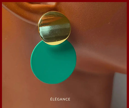 Boucles d’oreilles pendantes rondes en acier inoxydable doré, avec détails verts élégants et colorés – Élégance bijoux Simplement.