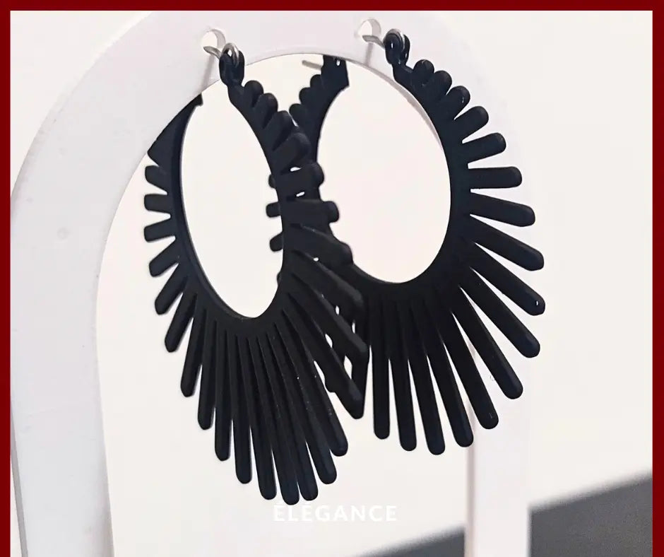 Boucles d’oreilles créoles noires pour femme, design radial élégant, finition mate, bijou original en fer, style chic et moderne
